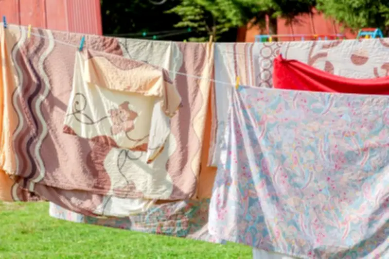 Ahli Binatu Ungkap Bahaya Mencampur Pakaian dan Sprei dalam Mesin Cuci