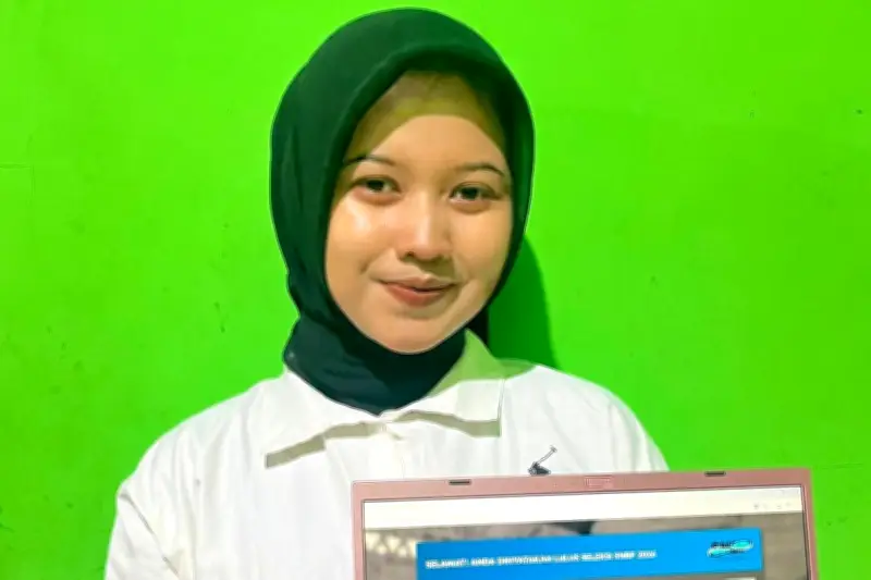 Alvira, Lulusan SMK 14 Tahun yang Lolos Farmasi Unair Lewat Jalur SNBP 2026