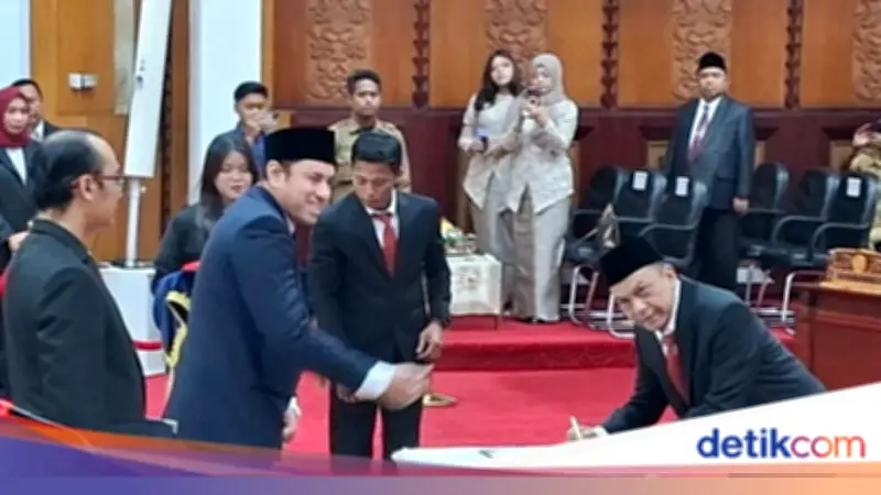 Anas Karno Resmi Dilantik Jadi Anggota DPRD Surabaya Gantikan Almarhum Adi Sutarwijono