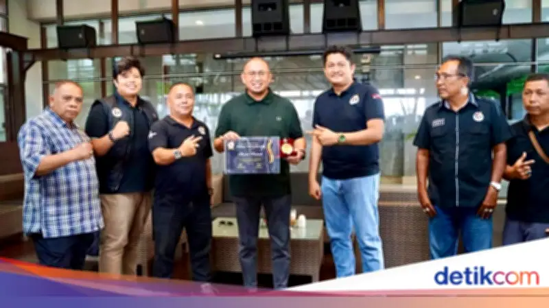 Andre Rosiade Terima Medal of Honor Atas Kontribusi Penanganan Bencana di Sumbar