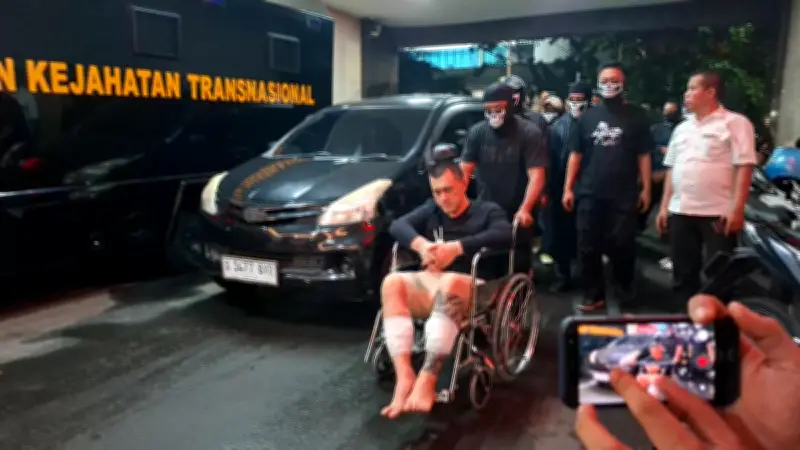 Andre 'The Doctor' Tiba di Bareskrim dengan Kursi Roda dan Tangan Diborgol
