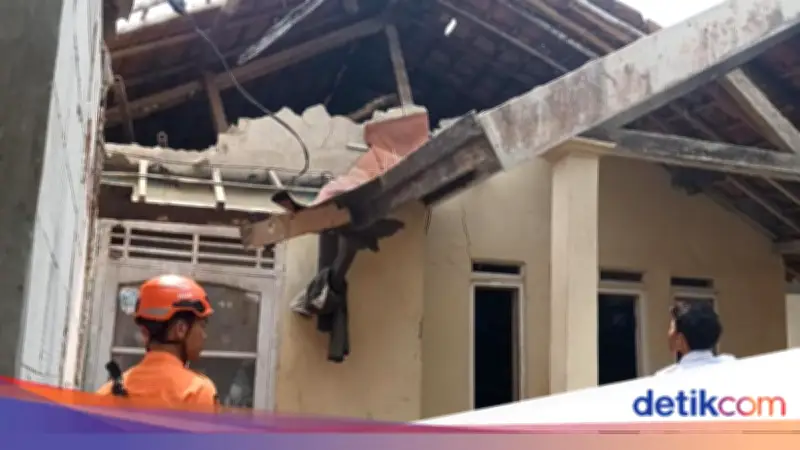 Angin Kencang Hancurkan 2 Rumah di Sukajaya Bogor, Satu Keluarga Terpaksa Mengungsi