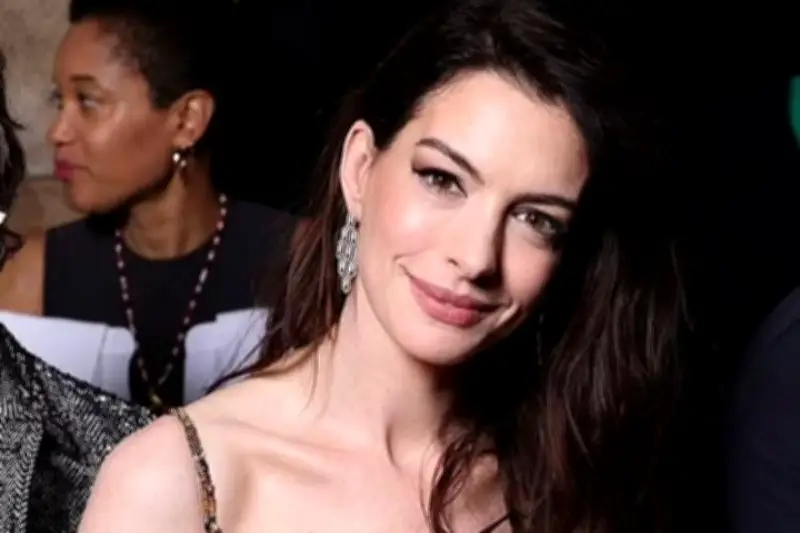 Anne Hathaway di Usia 43: Bebas dari Standar Kesempurnaan dan Lebih Percaya Diri