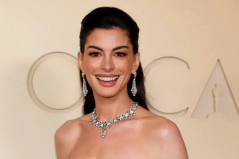Anne Hathaway Luruskan Isu Kontroversi Casting The Devil Wears Prada 2
