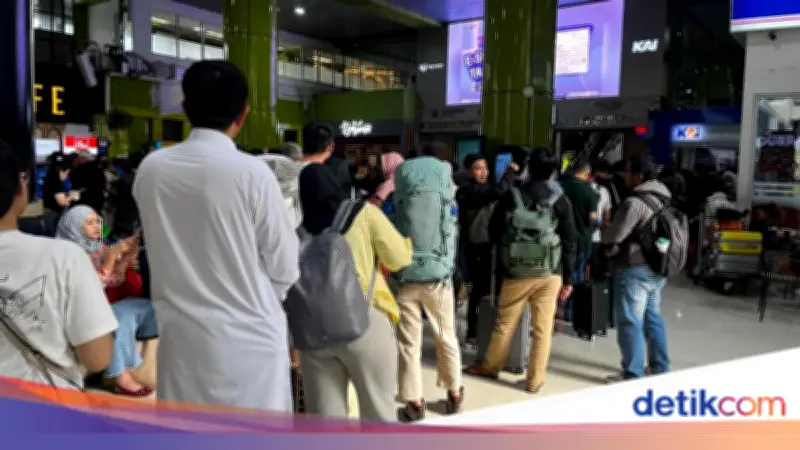 Antrean Panjang di Stasiun Gambir, Penumpang Refund Tiket Akibat Kecelakaan