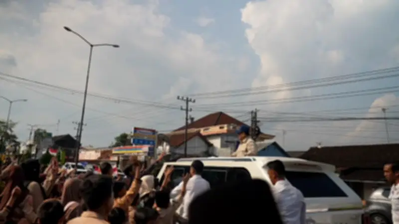 Antusiasme Warga dan Anak Sekolah Sambut Prabowo di Magelang, Sidak Gudang Bulog Pastikan Stok Beras
