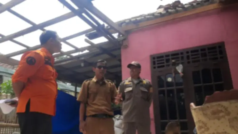 Atap Rumah Terbang Diterjang Puting Beliung di Bekasi, Warga Panik Evakuasi Orang Tua Sakit