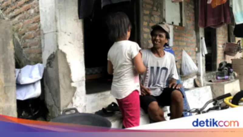 Azizah, Bocah TK di Jogja yang Rawat Ayah Sakit dan Ikut Memulung Demi Keluarga