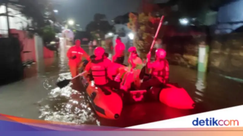 Banjir Masih Genangi Pondok Hijau Ciputat, Warga Dievakuasi Pakai Perahu Karet