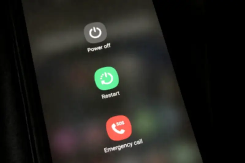 Benarkah Ponsel Harus Sering Di-restart? Ini Manfaatnya