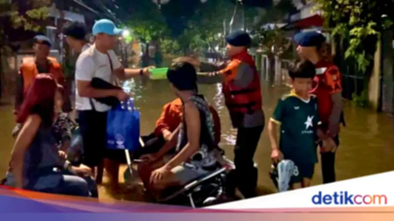 Brimob Metro Jaya Evakuasi Warga Terdampak Banjir di Perumahan Bukit Pamulang Indah