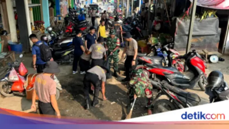 Brimob PMJ dan TNI Bersih-bersih Pasar di Bekasi, Bebas Genangan