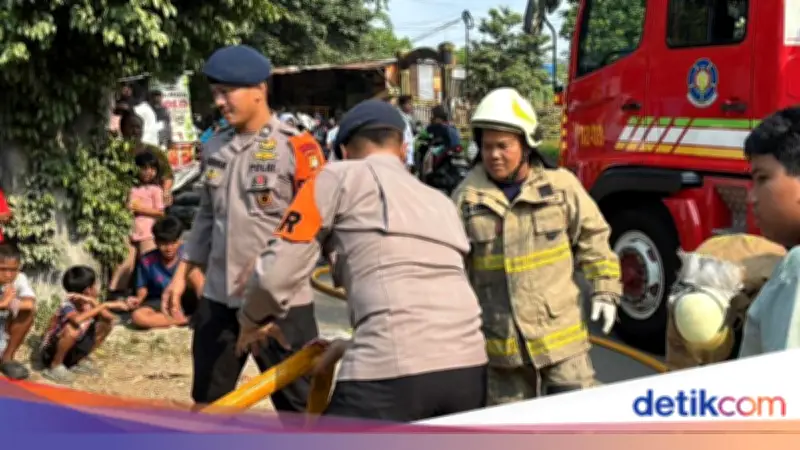 Brimob Polda Metro Bantu Padamkan Kebakaran Warkop di Jakarta Timur