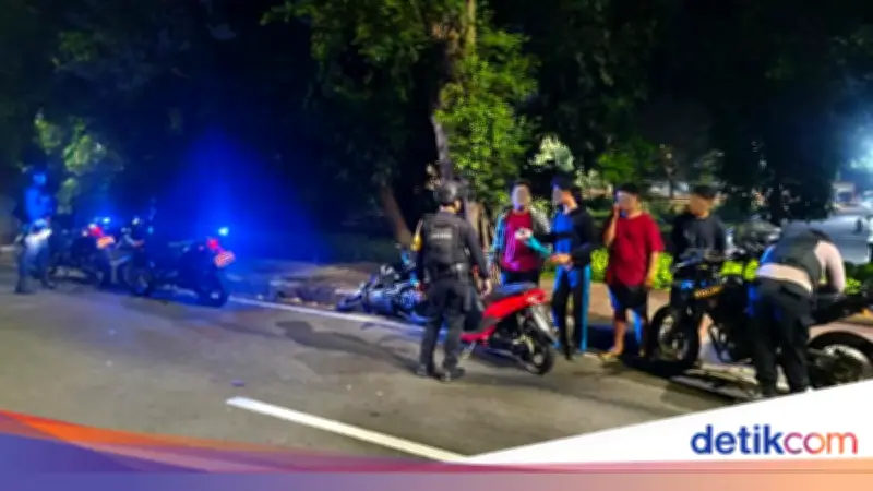 Brimob Polda Metro Bubarkan Balap Liar di Jalan Malaka Jakarta Timur