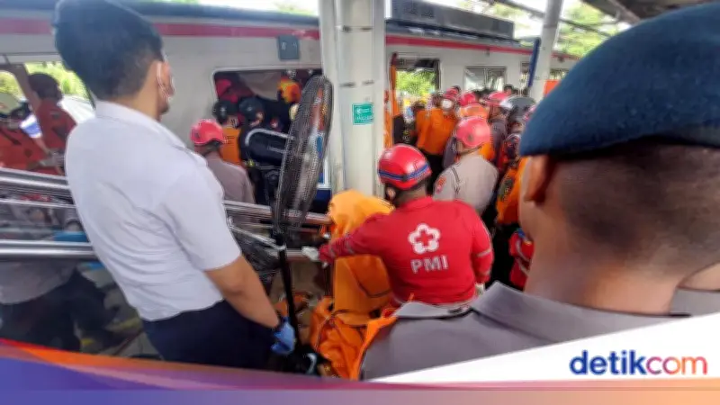 Brimob Polda Metro Evakuasi Korban Tabrakan Kereta di Bekasi
