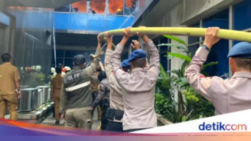 Brimob Polda Metro Jaya Bantu Padamkan Kebakaran Gedung Kemendagri di Jaksel
