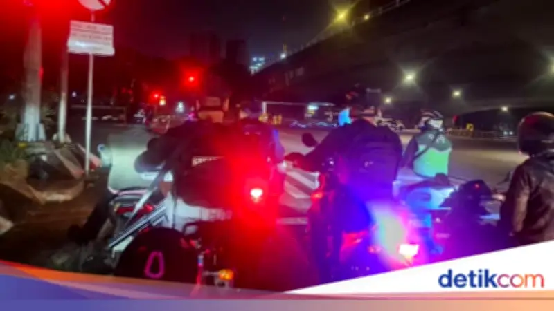 Brimob Polda Metro Patroli Slipi-Tambora Antisipasi Kriminalitas Dini Hari