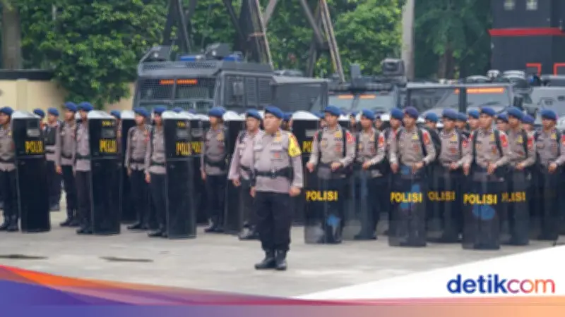 Brimob Polda Metro Periksa Kesiapan Pasukan Sambut May Day 2026
