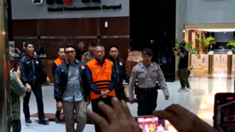 Bupati Tulungagung Pakai Rompi Oranye Usai Jadi Tersangka Pemerasan, Mohon Maaf