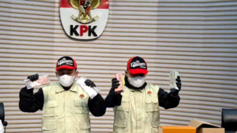 Bupati Tulungagung Terima Rp2,7 M dari Pemerasan Anak Buah untuk Beli Sepatu Mewah