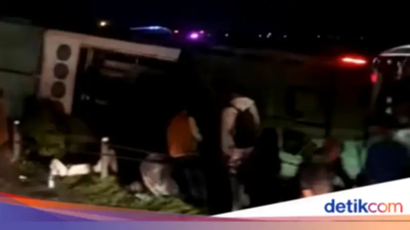 Bus Restu Terguling di Tol Jombang-Mojokerto, 1 Tewas dan 11 Luka Berat