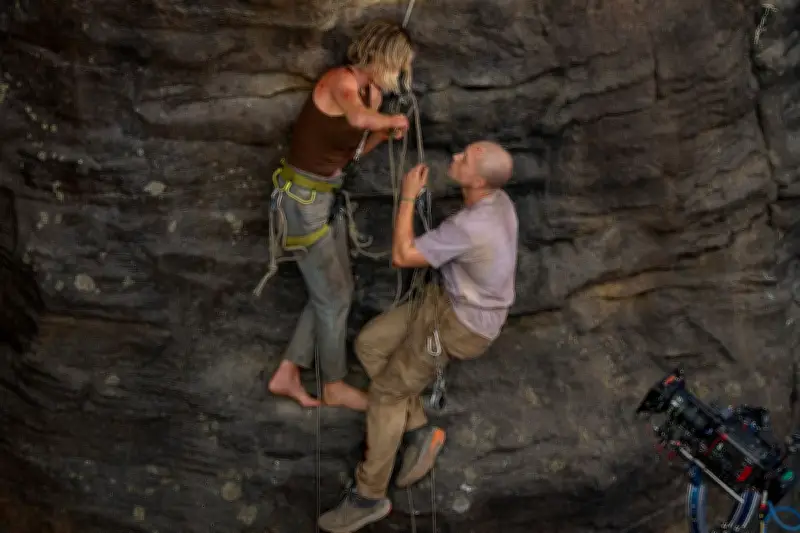 Charlize Theron Panjat Billboard Raksasa di Times Square Promosi Film Apex Netflix