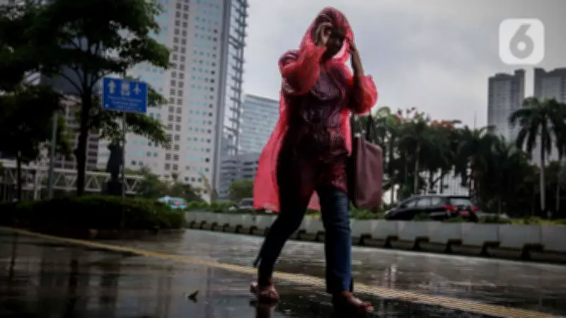 Cuaca Jakarta Hari Ini: Hujan Ringan hingga Petir dan Waspada Banjir Rob