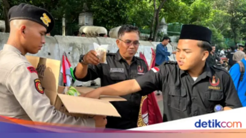 Demo Mahasiswa Islam di Monas Berakhir Kondusif, Polisi Bagikan Roti dan Air Mineral