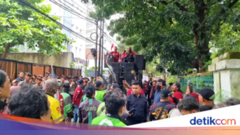 Demo Ojol di SRMC, Tuntut Saiful Mujani Minta Maaf Soal Pernyataan 'Jatuhkan Prabowo'