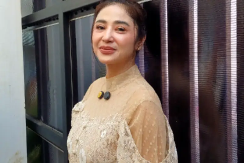 Dewi Perssik Santai Tak Diundang ke Pernikahan El Rumi dan Syifa Hadju