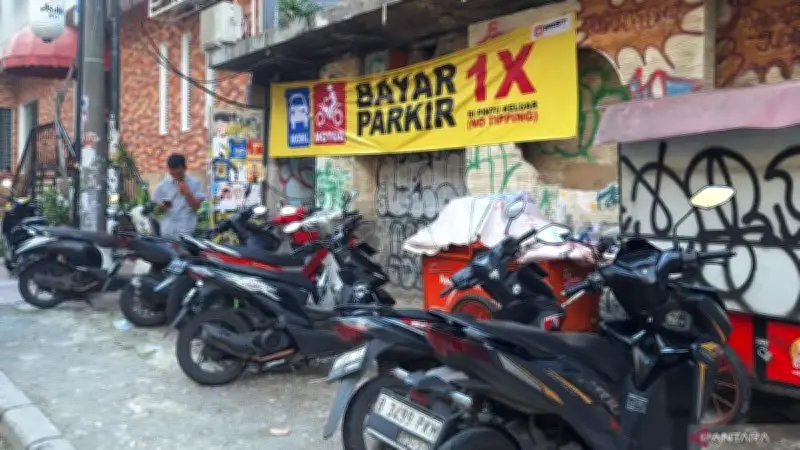 Dishub Jaksel Pasang Spanduk Larangan Parkir Liar di Blok M Square Usai Protes Warga