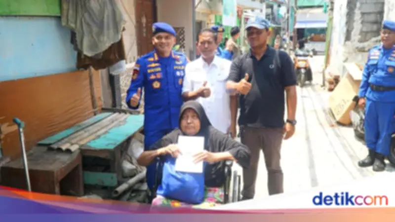Ditpolairud Polda Metro Beri Bantuan Kursi Roda untuk Warga Pesisir Muara Angke