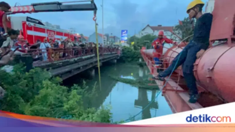 Dua Pemuda Gagal Jambret di Surabaya, Motor Tercebur ke Sungai Kalimas