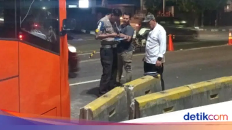Dugaan Penyebab Bus TransJ Tabrak Separator Busway di Rasuna Said