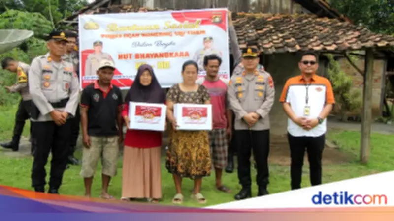 Dukung Ketahanan Sosial, Polda Sumsel Bagikan Ratusan Paket Bansos di OKU Timur