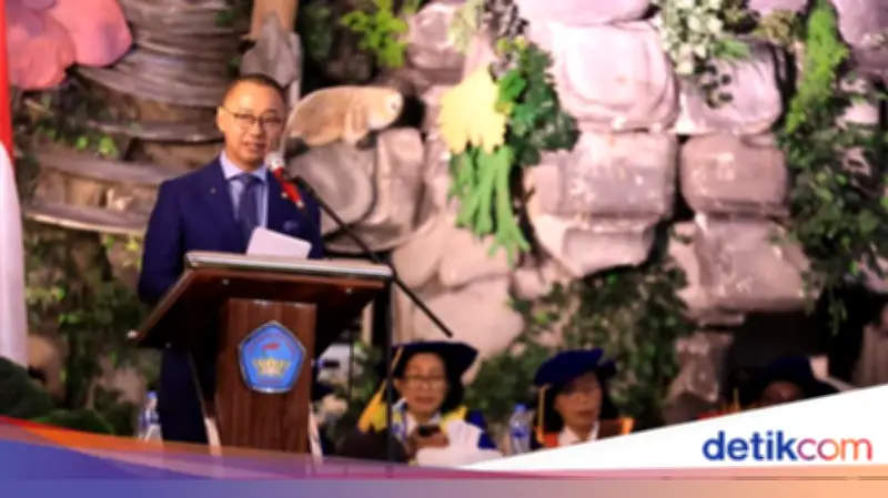 Eddy Soeparno Soroti Tantangan Disrupsi Global di Wisuda Unpatti Ambon