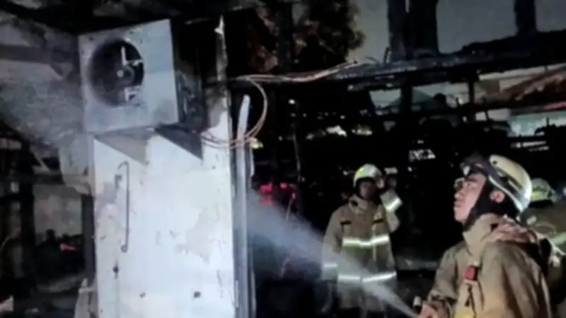 Empat Kios di Cakung Hangus Terbakar, 65 Personel Pemadam Dikerahkan