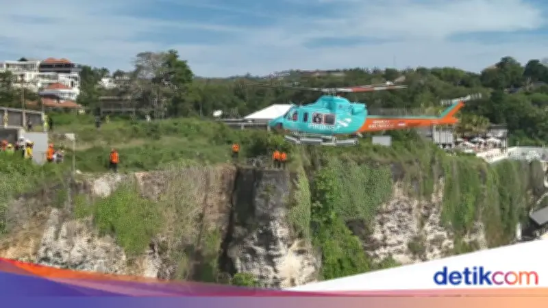 Evakuasi Dramatis 2 WN Rusia Terjebak di Tebing Uluwatu Bali