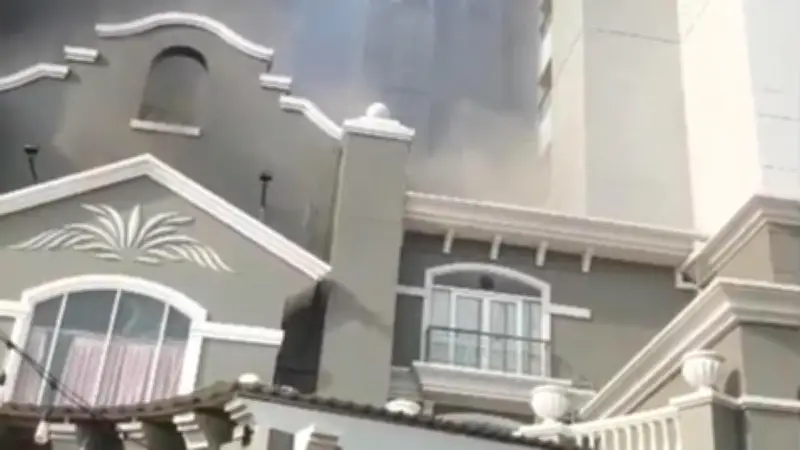 Evakuasi Dramatis Penghuni Apartemen Mediterania Pakai Tali