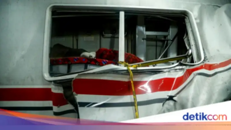 Evakuasi Korban Kecelakaan KA Argo Bromo Anggrek Tabrak KRL di Bekasi Selesai