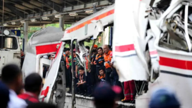 Evakuasi KRL di Bekasi Timur Masih Berlangsung, Lintas Bekasi-Cikarang Belum Beroperasi