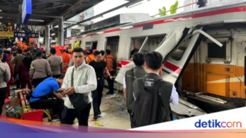 Gerbong Kereta Hancur Parah Usai Kecelakaan di Stasiun Bekasi Timur