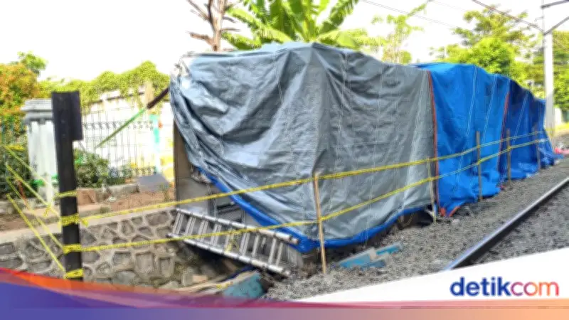 Gerbong Wanita KRL Dievakuasi ke Tepi Rel Usai Tabrakan di Bekasi Timur