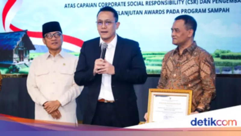Gubernur Jateng Ahmad Luthfi Raih Penghargaan CSR untuk Program Pengelolaan Sampah