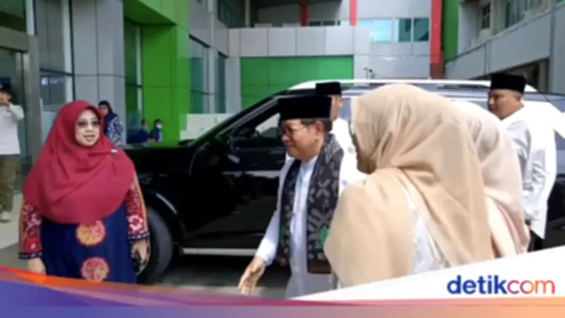 Gubernur Pramono Anung Kunjungi Siswa Korban Keracunan Makanan di RS Duren Sawit