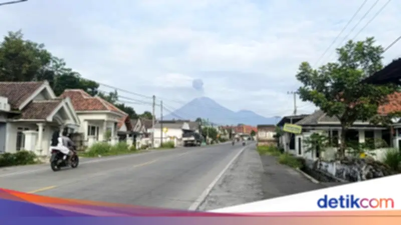 Gunung Semeru Erupsi Tiga Kali Pagi Ini, Kolom Abu Capai 1.000 Meter