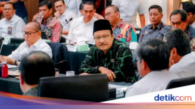 Gus Ipul Dorong Perluasan Penerima Bansos untuk Jaga Pertumbuhan Ekonomi