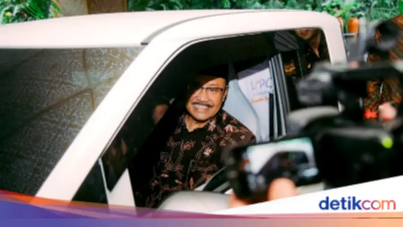 Gus Ipul Uji Coba Budaya Kerja Baru, Ngantor Pakai Mobil Listrik Wuling