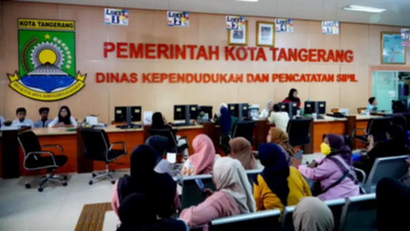 Hari Pertama WFH di Tangerang, Antrean Panjang Warnai Pelayanan Disdukcapil