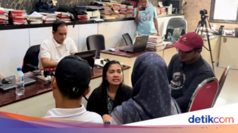 Ibu Muda di Mojokerto Bersimpuh Saat Mediasi Usai Maki Pemotor dan Toyor Anak